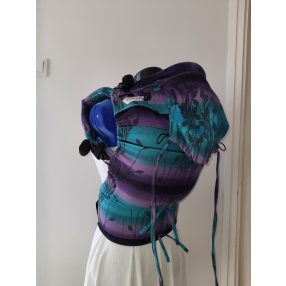 Dark Meadow kendőből készült Maraya csatos hordozó