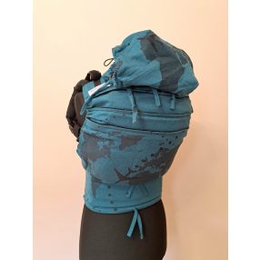 Teal wanderlust kendőből készült Maraya csatos hordozó