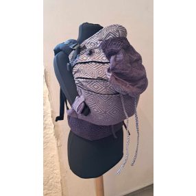 Tencel Iris Cube kendőből készült Maraya csatos hordozó